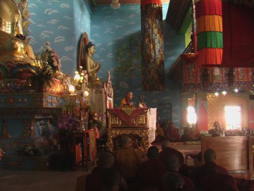 17. Karmapa auf dem Thron